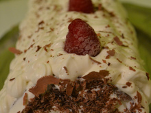 Biscuit roulé cacao, ganache chocolat blanc et framboises