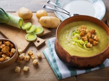 “Ça nous fait du bien” : Cyril Lignac partage une de ses recettes fétiches de soupe en hiver