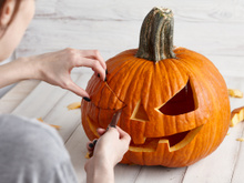 Voici la méthode la plus simple pour sculpter une citrouille d’Halloween sans se louper