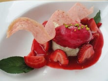 Duo de fraises : Blesotto vanille et fraises, sorbet fraises et hibiscus