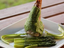 Souris d'agneau confites en croute de cresson, asperges crues, asperges cuites
