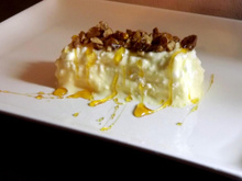 Envie sucré  le cottage cheese flirt avec les cacahuètes pralinées et coulis de miel