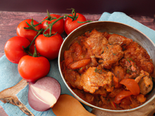 Porc mijoté à la tomate et aux oignons