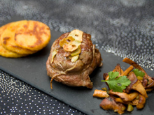 Pavé d'agneau grillé, ail, girolles et polenta