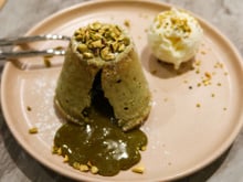 Oubliez le classique fondant au chocolat et misez sur cette version au chocolat blanc et coeur coulant pistache !