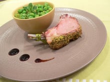 Carré d'agneau en croûte de pistaches vertes, duo de fèves et petits pois au citron confit