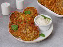 Ces röstis bien croustillants cachent une touche tomates cerises et basilic qui change tout