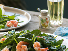 Salade d'épinards crus aux crevettes