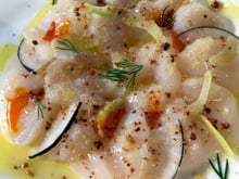 Carpaccio de Saint-Jacques facile, herbes fraîches et radis noir