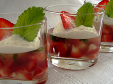 Fraises en gelée de mélisse et sa crème de tofu vanillée