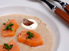 Saumon sauvage rouge d'Alaska fumé confit,  bouillon de châtaignes