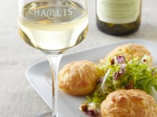 Gougères au comté, salade frisée et vierge de légumes colorés