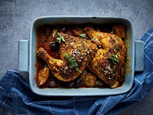 Cuisses de poulet rôties à la méditerranéenne : le plat unique parfait qui cuit tout seul