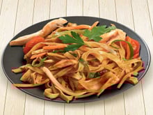 Wok de poulet, légumes et pâtes