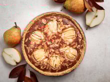 “Chaque fois que je la fais, mes invités veulent la recette” : la tarte amandine aux poires prête en 15 minutes