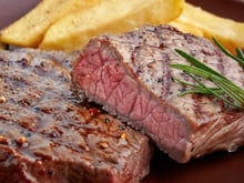 Pavés de bœuf grillés sauce balsamique au poivre et romarin