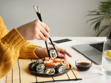 Grâce à cet ustensile, vous pourrez faire vos sushis maison en 10 minutes chrono !