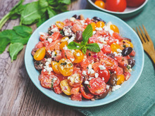 Le plat parfait à servir quand il fait chaud : un salade pastèque, feta, tomates cerise et olives !