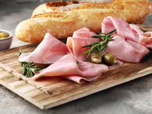 Jambon cru ou jambon cuit, lequel est meilleur pour la santé ? Cette diététicienne répond