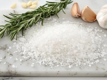 Gros sel et romarin : pourquoi vous devriez tester ce duo magique pour un intérieur plus sain ?