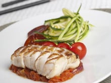 Dos de Cabillaud grillé sauce piperade et spaghettis de courgettes