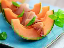 Un combo qui fonctionne parfaitement pour une entrée gourmande : du melon grillé, crumble de chorizo et feta