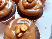 Cupcakes au chocolat, glaçage au beurre de cacahuètes