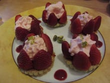 Dacquoise amande pistache, mousse de fraise