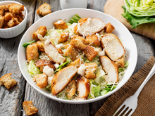 La salade César est-elle une bonne option si l’on souhaite manger léger ? Cette nutritionniste répond