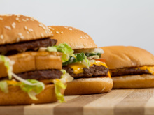 Nouveau pain, un peu plus de sauce, la recette de certains burgers stars de chez McDo change à partir d’aujourd’hui