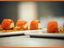 Rouleaux de saumon au crabe à tremper dans le crumble