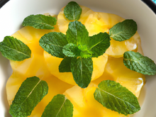 Carpaccio d'ananas sirop à la menthe fraîche