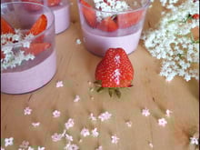 Mousse à la fraise et aux fleurs de sureau