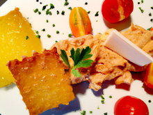 Tuiles de fromage Allegretto, rillettes d'esturgeon et tombée de tomates et de pleurotes