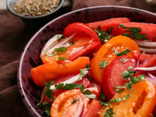 Oubliez la vinaigrette classique : l’ingrédient secret de Cyril Lignac pour rendre la salade de tomates addictive