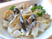 Tagliatelles fraîches maison, coquillages et crème de Roquefort