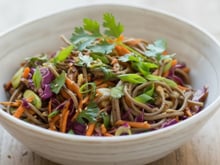 Wok de nouilles soba aux légumes