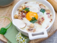 Œuf au plat, champignon de Paris, jaune aux éclats de noisette
