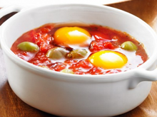 Tajine aux œufs, olives et tomates