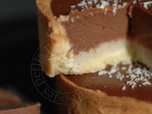Tartelettes au chocolat au lait et passion sur lit de coco