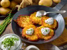 Connaissez-vous les latkes, ces fines galettes de pommes de terre croustillantes  à faire à la poêle ?