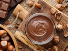 “C’est plus sain et c’est moins cher” : Julie Andrieu partage une irrésistible recette de pâte à tartiner maison