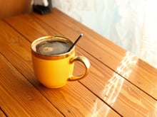 Ce physicien révèle pourquoi votre façon de remuer le thé change absolument tout