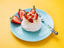 Pavlova aux fraises : la cheffe Hélène Darroze nous apprend à réaliser cette pâtisserie mythique