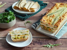 Croque cake printanier aux tranches végé pois chiches, carottes et asperges
