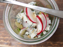 Petite salade toute fraîche à la Fourme d'Ambert, fèves, radis et sirop d'érable