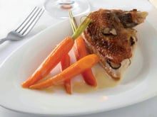 Pintade fermière à la truffe et carottes fa nes glacées à la bière d'affligem