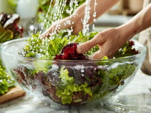 Peut-on se débarrasser des pesticides en lavant bien la salade ? Un toxicologue répond