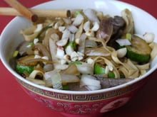 Nouilles sautées au bœuf et aux oignons, saveur teriaki