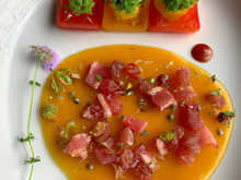 Tartare de tomates confites à la fleur de thym, crispy de jambon cru et gaspacho de melon Gallia safranné